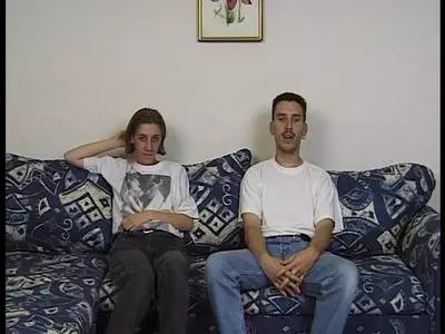 Amateurin mit kleinen Titten lässt sich die unbehaarte Muschi rammeln