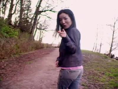 Asian mit kleinen Titten dreht ein Outdoor Nacktvideo
