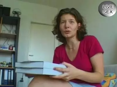 Beim Solo rubbelt sich die Hausfrau die glatte Möse