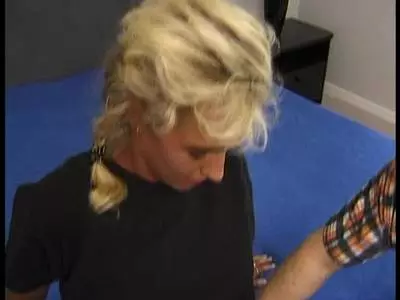 Bezaubernde Blondine bekommt ihre klamme Muschi gefingert