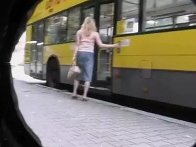 Blonde Tussi bläst gerne Pimmel Outdoor