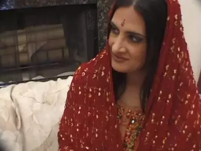 Blutjunges Luder wird in ihre behaarte Möse gefickt