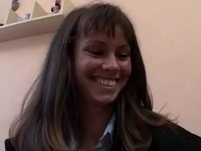 Das Mädel von der Straße reitet und bläst bis zum Abspritzen 