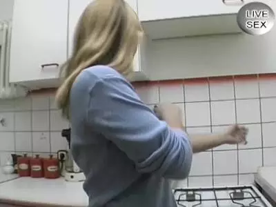 Das unbehaarte Fötzchen reibt sich das Girlie mit den XXL Hupen 
