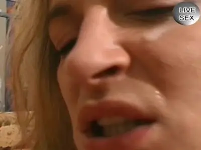 Die heiße Blonde streichelt sich beim Duschen