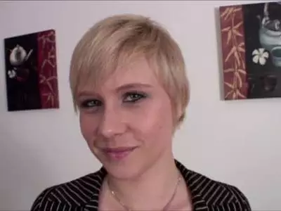 Die Hobbyhure leckt gierig den steifen Schwanz