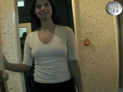 Die scharfe Amateurin entkleidet sich vor dem Kerl