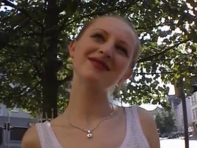 Die Schnalle probiert Nylonhose an und erlebt einen geilen Fetischsex