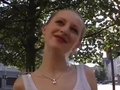 Die Schnalle probiert Nylonhose an und erlebt einen geilen Fetischsex