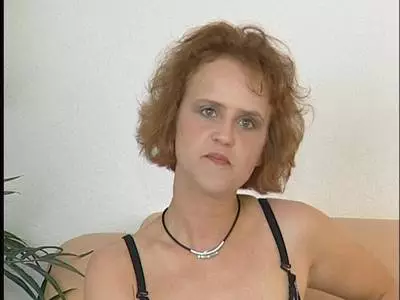 Erfahrene Nutte fickt ihre Muschi mit einem Penisersatz