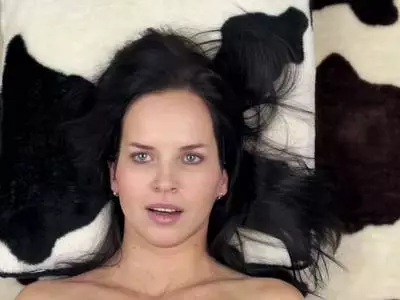 Hammergeile Dame befriedigt sich selbst mit ihrem Latexschwanz