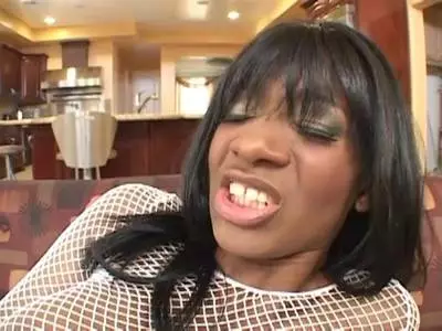 Heiße schokobraune Hure wird in den Anus gevögelt