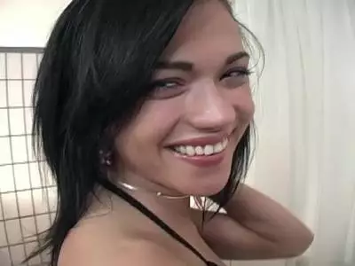 Hübsches Teengirl beim Hardcore Blasen und Reiten mit großem Pimmel