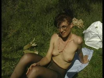 Open Air lässt sich die heiße MILF die Haarmöse stopfen