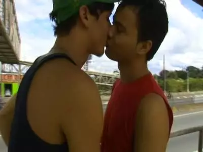 Perverser Typ kostet einen wohlgeformten Po ab