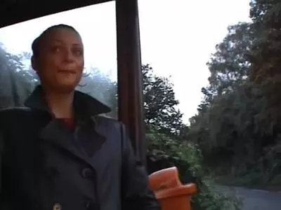 Struppige Teenie Fickspalte wird beim Solofick gerieben 