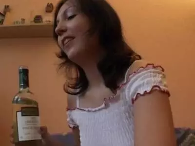 Teenager mit prallen Hupen stopft sich das blanke Bumsloch
